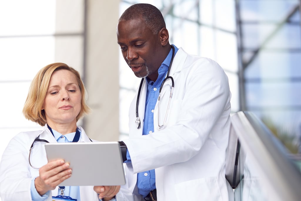 male-and-female-doctors-having-informal-meeting-P6PBY7U